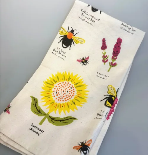 Viskestykke Bomuld med Vilde Bier, garden bees, bee attracting flowers, insekter, honningbi, biodiversitet, natur, flora, fauna, ballance, balance, vilde, blomster, biologi, biolog, naturvejleder, køkken, tekstiler, viskestykke, gave, gaveide, flot, lækker, bomuld, kvalitet, gaveide, solsikke, lavendel, humlebi, brumbasse, sommerfugle, busk, rex, biti, ribe, nationalpark, vadehavet, dansk,