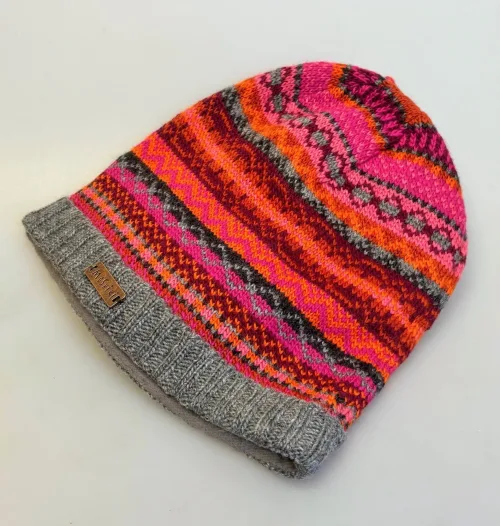1 Grå Koral - et lysende og frisk farvestilling i neon koral, pink og gråt, feminin, frisk, lysende, festlig, flot, 1, hue, mønster, mønsterstrik, pink, grå, klassisk, hipster, smart, cool, moderne, alisaa, ren, naturlig, bæredygtig, økologisk, uld, blød, lambswool, merino, håndstrikket, fairtrade, fintstrikket, regelmæssigt, interessant, speciel, lækker, kvalitet, windstopper, foret, foer, vindtæt, varm, flot, damer, piger, unisex, ulden, uldhue, biti, ribe, nepal, gave, gaveide, julegave, vinterhue, efterår, tilbehør, accessoires, vadehavet
