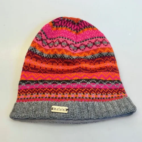 1 Grå Koral - et lysende og frisk farvestilling i neon koral, pink og gråt, feminin, frisk, lysende, festlig, flot, 1, hue, mønster, mønsterstrik, pink, grå, klassisk, hipster, smart, cool, moderne, alisaa, ren, naturlig, bæredygtig, økologisk, uld, blød, lambswool, merino, håndstrikket, fairtrade, fintstrikket, regelmæssigt, interessant, speciel, lækker, kvalitet, windstopper, foret, foer, vindtæt, varm, flot, damer, piger, unisex, ulden, uldhue, biti, ribe, nepal, gave, gaveide, julegave, vinterhue, efterår, tilbehør, accessoires, vadehavet