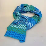 Alpaka Tørklæde Dobbelt - Zigzag Turkis, dobbeltstrikket, alpaca, alpacauld, alpacatørklæde, alpakatørklæde, halstørklæde, silkeblødt, lunt, lækkert, cashmere, liksus, eksklusivt, hverdagsluksus, herretørklæde, herrehalstørklæde, strikket, alpakastrik, blå, farver, klare, vinter, efterår, accessoires, cool, hipster, smart, moderne, mode, damer, gave, gaveide, bedford, fintstrikket, kradser ikke, smukt, biti, ribe,
