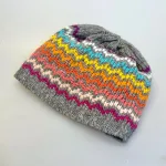 Beanie Hue i Uld med Fleecefoer - Regnbue Zigzag, fngl, 10089, rainbow, regnbue, zigzag, beanie, tyk, chunky, hjemmestrikket, håndstrikket, ren uld, ulden, uldhue, uldhat, smart, sporty, til, piger, drenge, damer, glade, farver, pride, vinterhue, strikhue, stik, lammeuld, foer, foret, windstopper, blød, kradser ikke, klør ikke, lækker, kvalitet, sæt, accessoires, tilbehør, biti, ribe, vadehavet, vadehavslam, marskfår, strikvarer, julegave, funny girl