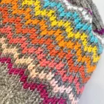 Beanie Hue i Uld med Fleecefoer - Regnbue Zigzag, fngl, 10089, rainbow, regnbue, zigzag, beanie, tyk, chunky, hjemmestrikket, håndstrikket, ren uld, ulden, uldhue, uldhat, smart, sporty, til, piger, drenge, damer, glade, farver, pride, vinterhue, strikhue, stik, lammeuld, foer, foret, windstopper, blød, kradser ikke, klør ikke, lækker, kvalitet, sæt, accessoires, tilbehør, biti, ribe, vadehavet, vadehavslam, marskfår, strikvarer, julegave, funny girl