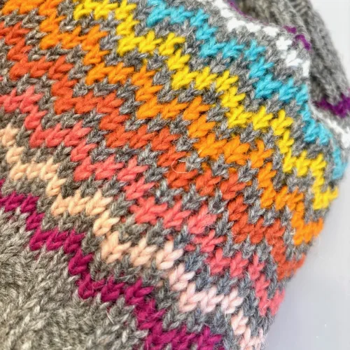 Beanie Hue i Uld med Fleecefoer - Regnbue Zigzag, fngl, 10089, rainbow, regnbue, zigzag, beanie, tyk, chunky, hjemmestrikket, håndstrikket, ren uld, ulden, uldhue, uldhat, smart, sporty, til, piger, drenge, damer, glade, farver, pride, vinterhue, strikhue, stik, lammeuld, foer, foret, windstopper, blød, kradser ikke, klør ikke, lækker, kvalitet, sæt, accessoires, tilbehør, biti, ribe, vadehavet, vadehavslam, marskfår, strikvarer, julegave, funny girl