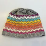 Beanie Hue i Uld med Fleecefoer - Regnbue Zigzag, fngl, 10089, rainbow, regnbue, zigzag, beanie, tyk, chunky, hjemmestrikket, håndstrikket, ren uld, ulden, uldhue, uldhat, smart, sporty, til, piger, drenge, damer, glade, farver, pride, vinterhue, strikhue, stik, lammeuld, foer, foret, windstopper, blød, kradser ikke, klør ikke, lækker, kvalitet, sæt, accessoires, tilbehør, biti, ribe, vadehavet, vadehavslam, marskfår, strikvarer, julegave, funny girl
