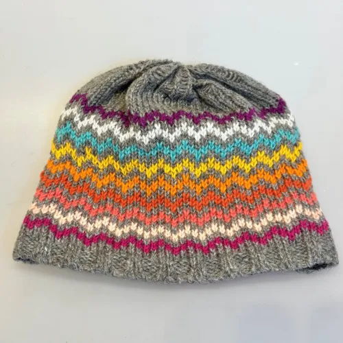 Beanie Hue i Uld med Fleecefoer - Regnbue Zigzag, fngl, 10089, rainbow, regnbue, zigzag, beanie, tyk, chunky, hjemmestrikket, håndstrikket, ren uld, ulden, uldhue, uldhat, smart, sporty, til, piger, drenge, damer, glade, farver, pride, vinterhue, strikhue, stik, lammeuld, foer, foret, windstopper, blød, kradser ikke, klør ikke, lækker, kvalitet, sæt, accessoires, tilbehør, biti, ribe, vadehavet, vadehavslam, marskfår, strikvarer, julegave, funny girl