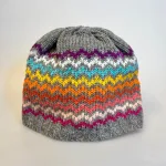 Beanie Hue i Uld med Fleecefoer - Regnbue Zigzag, fngl, 10089, rainbow, regnbue, zigzag, beanie, tyk, chunky, hjemmestrikket, håndstrikket, ren uld, ulden, uldhue, uldhat, smart, sporty, til, piger, drenge, damer, glade, farver, pride, vinterhue, strikhue, stik, lammeuld, foer, foret, windstopper, blød, kradser ikke, klør ikke, lækker, kvalitet, sæt, accessoires, tilbehør, biti, ribe, vadehavet, vadehavslam, marskfår, strikvarer, julegave, funny girl