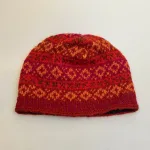 Beanie Hue i Uld med Fleecefoer - Røde Farver, rød, hønsestrik, mønsterstrik, mønster, borter, tone-i-tone, farveforløb, vinterrød, smukkke, , hjemmestrikket, håndstrikket, ren uld, ulden, uldhue, uldhat, smart, sporty, til, piger, drenge, damer, glade, farver, pride, vinterhue, strikhue, stik, lammeuld, foer, foret, windstopper, blød, kradser ikke, klør ikke, lækker, kvalitet, sæt, accessoires, tilbehør, biti, ribe, vadehavet, vadehavslam, marskfår, strikvarer, julegave, funny girl