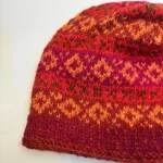 Beanie Hue i Uld med Fleecefoer - Røde Farver, rød, hønsestrik, mønsterstrik, mønster, borter, tone-i-tone, farveforløb, vinterrød, smukkke, , hjemmestrikket, håndstrikket, ren uld, ulden, uldhue, uldhat, smart, sporty, til, piger, drenge, damer, glade, farver, pride, vinterhue, strikhue, stik, lammeuld, foer, foret, windstopper, blød, kradser ikke, klør ikke, lækker, kvalitet, sæt, accessoires, tilbehør, biti, ribe, vadehavet, vadehavslam, marskfår, strikvarer, julegave, funny girl