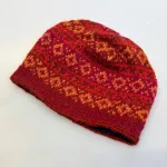 Beanie Hue i Uld med Fleecefoer - Røde Farver, rød, hønsestrik, mønsterstrik, mønster, borter, tone-i-tone, farveforløb, vinterrød, smukkke, , hjemmestrikket, håndstrikket, ren uld, ulden, uldhue, uldhat, smart, sporty, til, piger, drenge, damer, glade, farver, pride, vinterhue, strikhue, stik, lammeuld, foer, foret, windstopper, blød, kradser ikke, klør ikke, lækker, kvalitet, sæt, accessoires, tilbehør, biti, ribe, vadehavet, vadehavslam, marskfår, strikvarer, julegave, funny girl