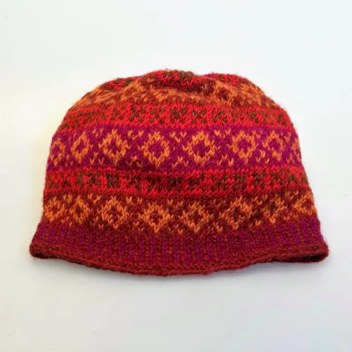 Beanie Hue i Uld med Fleecefoer - Røde Farver, rød, hønsestrik, mønsterstrik, mønster, borter, tone-i-tone, farveforløb, vinterrød, smukkke, , hjemmestrikket, håndstrikket, ren uld, ulden, uldhue, uldhat, smart, sporty, til, piger, drenge, damer, glade, farver, pride, vinterhue, strikhue, stik, lammeuld, foer, foret, windstopper, blød, kradser ikke, klør ikke, lækker, kvalitet, sæt, accessoires, tilbehør, biti, ribe, vadehavet, vadehavslam, marskfår, strikvarer, julegave, funny girl
