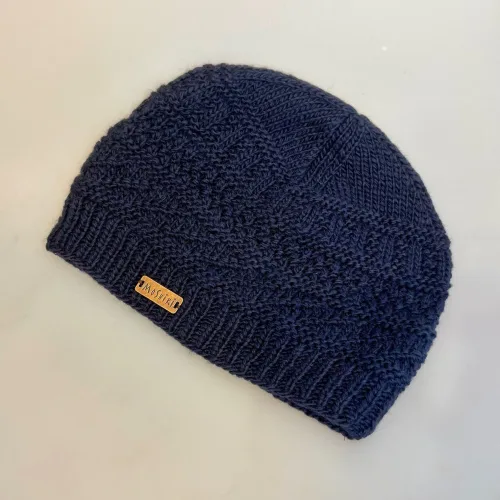 Hue Merinould med Foer - Rahar Navy, marine, marineblå, mørkeblå, ensfarvet, blå, mønsterstrik, mønsterstrikket, rahar, xl, 21652, 5, stor, ekstrastor, unisex, 1, mørk, ulden, uld, uldhue, uldhat, strikhue, strikket, hue, hat, ren, uld, strikhat, vinterhue, foret, med foer, bomuld, fleece, økologisk, bæredygtig, holdbar, miljøvenlig, miljøbevidst, herrehue, herrestrik, damehue, unisex, model, tidsløs, anvendelig, klassisk, lækker, kvalitet, fairtrade, håndstrikket, hjemmestrikket, luksus, smart, hipster, hip, moderne, drenge, piger, pigehue, drengehue, accessoires, tilbehør, gave, gaveide, julegave, efterår, 2025, windstopper, vindtæt, klør ikke, kradser ikke, merino, lambswool, biti, ribe, moshiki,