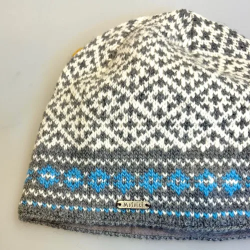 Hue i Uld med Bomulds Foer - Manoi Grå Blå, beanie, manoi21510, natur, grå, blå, herrehue, mænd, damer, enkel, orsk, mønster, design, strik, klassisk, mønsterstrik, skihue, strikket, hjemmestrikket, håndstrikket, fairtrade, moshiki, nepal, kvalitet, ren, økologisk, bomuld, uld, lammeuld, tynd, flot, smart, hipster, moderne, elegant, feminin, sporty, loose, casual, damet, match, mix, sæt, uld, uldhue, stor, puld, fyldig, løs, varm, rombe, strikhue, hue, hat, strikhat, strikket, fintstrikket, skater, flot, tynd, varm, lun, let, smart, kvinder, dame, til damer, gaveide, gave, vinterhue, overgangshue, assesseries, tilbehør, accessoires, vinter, julegaveide, eksklusiv, biti, ribe, traditionel, nordisk, stil