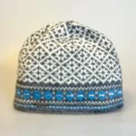 Hue i Uld med Bomulds Foer - Manoi Grå Blå, beanie, manoi21510, natur, grå, blå, herrehue, mænd, damer, enkel, orsk, mønster, design, strik, klassisk, mønsterstrik, skihue, strikket, hjemmestrikket, håndstrikket, fairtrade, moshiki, nepal, kvalitet, ren, økologisk, bomuld, uld, lammeuld, tynd, flot, smart, hipster, moderne, elegant, feminin, sporty, loose, casual, damet, match, mix, sæt, uld, uldhue, stor, puld, fyldig, løs, varm, rombe, strikhue, hue, hat, strikhat, strikket, fintstrikket, skater, flot, tynd, varm, lun, let, smart, kvinder, dame, til damer, gaveide, gave, vinterhue, overgangshue, assesseries, tilbehør, accessoires, vinter, julegaveide, eksklusiv, biti, ribe, traditionel, nordisk, stil