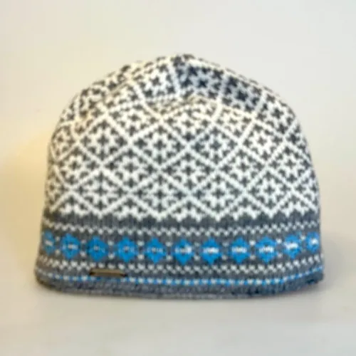 Hue i Uld med Bomulds Foer - Manoi Grå Blå, beanie, manoi21510, natur, grå, blå, herrehue, mænd, damer, enkel, orsk, mønster, design, strik, klassisk, mønsterstrik, skihue, strikket, hjemmestrikket, håndstrikket, fairtrade, moshiki, nepal, kvalitet, ren, økologisk, bomuld, uld, lammeuld, tynd, flot, smart, hipster, moderne, elegant, feminin, sporty, loose, casual, damet, match, mix, sæt, uld, uldhue, stor, puld, fyldig, løs, varm, rombe, strikhue, hue, hat, strikhat, strikket, fintstrikket, skater, flot, tynd, varm, lun, let, smart, kvinder, dame, til damer, gaveide, gave, vinterhue, overgangshue, assesseries, tilbehør, accessoires, vinter, julegaveide, eksklusiv, biti, ribe, traditionel, nordisk, stil