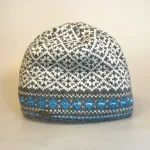 Hue i Uld med Bomulds Foer - Manoi Grå Blå, beanie, manoi21510, natur, grå, blå, herrehue, mænd, damer, enkel, orsk, mønster, design, strik, klassisk, mønsterstrik, skihue, strikket, hjemmestrikket, håndstrikket, fairtrade, moshiki, nepal, kvalitet, ren, økologisk, bomuld, uld, lammeuld, tynd, flot, smart, hipster, moderne, elegant, feminin, sporty, loose, casual, damet, match, mix, sæt, uld, uldhue, stor, puld, fyldig, løs, varm, rombe, strikhue, hue, hat, strikhat, strikket, fintstrikket, skater, flot, tynd, varm, lun, let, smart, kvinder, dame, til damer, gaveide, gave, vinterhue, overgangshue, assesseries, tilbehør, accessoires, vinter, julegaveide, eksklusiv, biti, ribe, traditionel, nordisk, stil