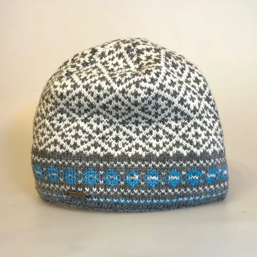 Hue i Uld med Bomulds Foer - Manoi Grå Blå, beanie, manoi21510, natur, grå, blå, herrehue, mænd, damer, enkel, orsk, mønster, design, strik, klassisk, mønsterstrik, skihue, strikket, hjemmestrikket, håndstrikket, fairtrade, moshiki, nepal, kvalitet, ren, økologisk, bomuld, uld, lammeuld, tynd, flot, smart, hipster, moderne, elegant, feminin, sporty, loose, casual, damet, match, mix, sæt, uld, uldhue, stor, puld, fyldig, løs, varm, rombe, strikhue, hue, hat, strikhat, strikket, fintstrikket, skater, flot, tynd, varm, lun, let, smart, kvinder, dame, til damer, gaveide, gave, vinterhue, overgangshue, assesseries, tilbehør, accessoires, vinter, julegaveide, eksklusiv, biti, ribe, traditionel, nordisk, stil