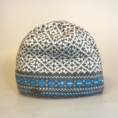 Hue i Uld med Bomulds Foer - Manoi Grå Blå, beanie, manoi21510, natur, grå, blå, herrehue, mænd, damer, enkel, orsk, mønster, design, strik, klassisk, mønsterstrik, skihue, strikket, hjemmestrikket, håndstrikket, fairtrade, moshiki, nepal, kvalitet, ren, økologisk, bomuld, uld, lammeuld, tynd, flot, smart, hipster, moderne, elegant, feminin, sporty, loose, casual, damet, match, mix, sæt, uld, uldhue, stor, puld, fyldig, løs, varm, rombe, strikhue, hue, hat, strikhat, strikket, fintstrikket, skater, flot, tynd, varm, lun, let, smart, kvinder, dame, til damer, gaveide, gave, vinterhue, overgangshue, assesseries, tilbehør, accessoires, vinter, julegaveide, eksklusiv, biti, ribe, traditionel, nordisk, stil