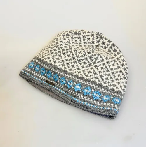 Hue i Uld med Bomulds Foer - Manoi Grå Blå, beanie, manoi21510, natur, grå, blå, herrehue, mænd, damer, enkel, orsk, mønster, design, strik, klassisk, mønsterstrik, skihue, strikket, hjemmestrikket, håndstrikket, fairtrade, moshiki, nepal, kvalitet, ren, økologisk, bomuld, uld, lammeuld, tynd, flot, smart, hipster, moderne, elegant, feminin, sporty, loose, casual, damet, match, mix, sæt, uld, uldhue, stor, puld, fyldig, løs, varm, rombe, strikhue, hue, hat, strikhat, strikket, fintstrikket, skater, flot, tynd, varm, lun, let, smart, kvinder, dame, til damer, gaveide, gave, vinterhue, overgangshue, assesseries, tilbehør, accessoires, vinter, julegaveide, eksklusiv, biti, ribe, traditionel, nordisk, stil