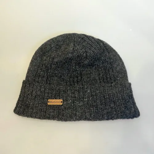 Hue i Uld med Foer - Misaunu Koksgrå, koks, charcoal, sort, mørkegrå, meleret, misaunu, 8855, unisex, 1, mørk, ulden, uld, uldhue, uldhat, strikhue, strikket, hue, hat, ren, uld, strikhat, vinterhue, foret, med foer, bomuld, fleece, økologisk, bæredygtig, holdbar, miljøvenlig, miljøbevidst, herrehue, herrestrik, damehue, unisex, model, tidsløs, anvendelig, klassisk, lækker, kvalitet, fairtrade, håndstrikket, hjemmestrikket, luksus, smart, hipster, hip, moderne, drenge, piger, pigehue, drengehue, accessoires, tilbehør, gave, gaveide, julegave, efterår, 2025, windstopper, vindtæt, klør ikke, kradser ikke, merino, lambswool, biti, ribe, moshiki,