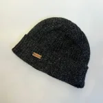 Hue i Uld med Foer - Misaunu Koksgrå, koks, charcoal, sort, mørkegrå, meleret, misaunu, 8855, unisex, 1, mørk, ulden, uld, uldhue, uldhat, strikhue, strikket, hue, hat, ren, uld, strikhat, vinterhue, foret, med foer, bomuld, fleece, økologisk, bæredygtig, holdbar, miljøvenlig, miljøbevidst, herrehue, herrestrik, damehue, unisex, model, tidsløs, anvendelig, klassisk, lækker, kvalitet, fairtrade, håndstrikket, hjemmestrikket, luksus, smart, hipster, hip, moderne, drenge, piger, pigehue, drengehue, accessoires, tilbehør, gave, gaveide, julegave, efterår, 2025, windstopper, vindtæt, klør ikke, kradser ikke, merino, lambswool, biti, ribe, moshiki,