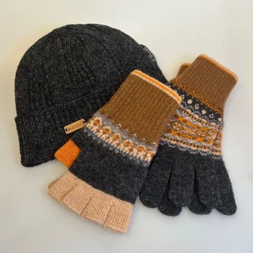 Eribé Strikkede Fingervanter Koks Gylden, Hue i Uld med Foer - Misaunu Koksgrå, koks, charcoal, sort, mørkegrå, meleret, misaunu, 8855, unisex, 1, mørk, ulden, uld, uldhue, uldhat, strikhue, strikket, hue, hat, ren, uld, strikhat, vinterhue, foret, med foer, bomuld, fleece, økologisk, bæredygtig, holdbar, miljøvenlig, miljøbevidst, herrehue, herrestrik, damehue, unisex, model, tidsløs, anvendelig, klassisk, lækker, kvalitet, fairtrade, håndstrikket, hjemmestrikket, luksus, smart, hipster, hip, moderne, drenge, piger, pigehue, drengehue, accessoires, tilbehør, gave, gaveide, julegave, efterår, 2025, windstopper, vindtæt, klør ikke, kradser ikke, merino, lambswool, biti, ribe, moshiki,