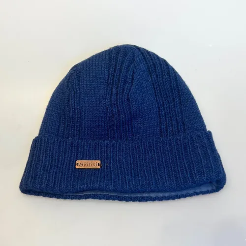 Hue i Uld med Foer - Misaunu Mørkeblå, blau, blue, navy, marine, marineblå, ensfarvet, helfore, mørkeblå, misaunu, 4, 8858, unisex, 1, mørk, ulden, uld, uldhue, uldhat, strikhue, strikket, hue, hat, ren, uld, strikhat, vinterhue, foret, med foer, bomuld, fleece, økologisk, bæredygtig, holdbar, miljøvenlig, miljøbevidst, herrehue, herrestrik, damehue, unisex, model, tidsløs, anvendelig, klassisk, lækker, kvalitet, fairtrade, håndstrikket, hjemmestrikket, luksus, smart, hipster, hip, moderne, drenge, piger, pigehue, drengehue, accessoires, tilbehør, gave, gaveide, julegave, efterår, 2025, windstopper, vindtæt, klør ikke, kradser ikke, merino, lambswool, biti, ribe, moshiki,