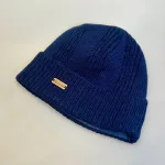 Hue i Uld med Foer - Misaunu Mørkeblå, blau, blue, navy, marine, marineblå, ensfarvet, helfore, mørkeblå, misaunu, 4, 8858, unisex, 1, mørk, ulden, uld, uldhue, uldhat, strikhue, strikket, hue, hat, ren, uld, strikhat, vinterhue, foret, med foer, bomuld, fleece, økologisk, bæredygtig, holdbar, miljøvenlig, miljøbevidst, herrehue, herrestrik, damehue, unisex, model, tidsløs, anvendelig, klassisk, lækker, kvalitet, fairtrade, håndstrikket, hjemmestrikket, luksus, smart, hipster, hip, moderne, drenge, piger, pigehue, drengehue, accessoires, tilbehør, gave, gaveide, julegave, efterår, 2025, windstopper, vindtæt, klør ikke, kradser ikke, merino, lambswool, biti, ribe, moshiki,