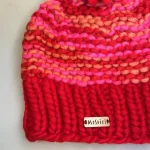 Hue i Uld med Foer og Pompon - Appys Rød Pink, appys, 21545, pangfarver, klare, glade, farver, røde, pink, lyserød, festlig, farverig, pompon, kvast, tyk, chunky, fed, store pinde, hjemmestrikket, håndstrikket, tyk uld, tykt garn, uspundet, ren, økologisk, uld, bomuld, sporty, smart, varm, lækker, smart, vinter, uld, ren, uldhue, ulden, enkel, fin, sjov, finurlig, damehue, til, damer, piger, pigehue, accessories, tilbehør, cykel, windstopper, foret, foer, biti, ribe, kvalitet