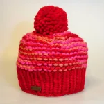 Hue i Uld med Foer og Pompon - Appys Rød Pink, appys, 21545, pangfarver, klare, glade, farver, røde, pink, lyserød, festlig, farverig, pompon, kvast, tyk, chunky, fed, store pinde, hjemmestrikket, håndstrikket, tyk uld, tykt garn, uspundet, ren, økologisk, uld, bomuld, sporty, smart, varm, lækker, smart, vinter, uld, ren, uldhue, ulden, enkel, fin, sjov, finurlig, damehue, til, damer, piger, pigehue, accessories, tilbehør, cykel, windstopper, foret, foer, biti, ribe, kvalitet