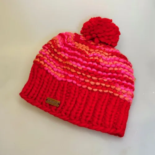 Hue i Uld med Foer og Pompon - Appys Rød Pink, appys, 21545, pangfarver, klare, glade, farver, røde, pink, lyserød, festlig, farverig, pompon, kvast, tyk, chunky, fed, store pinde, hjemmestrikket, håndstrikket, tyk uld, tykt garn, uspundet, ren, økologisk, uld, bomuld, sporty, smart, varm, lækker, smart, vinter, uld, ren, uldhue, ulden, enkel, fin, sjov, finurlig, damehue, til, damer, piger, pigehue, accessories, tilbehør, cykel, windstopper, foret, foer, biti, ribe, kvalitet
