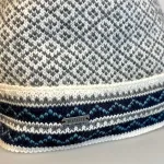 Hue i Uld med Ombuk og Bomulds Foer - Avansu Grå Blå. beanie, 21513, avansu, 1, stor puld, skaterhue, natur, grå, blå, herrehue, mænd, damer, enkel, orsk, mønster, design, strik, klassisk, mønsterstrik, skihue, strikket, hjemmestrikket, håndstrikket, fairtrade, moshiki, nepal, kvalitet, ren, økologisk, bomuld, uld, lammeuld, tynd, flot, smart, hipster, moderne, elegant, feminin, sporty, loose, casual, damet, match, mix, sæt, uld, uldhue, stor, puld, fyldig, løs, varm, rombe, strikhue, hue, hat, strikhat, strikket, fintstrikket, skater, flot, tynd, varm, lun, let, smart, kvinder, dame, til damer, gaveide, gave, vinterhue, overgangshue, assesseries, tilbehør, accessoires, vinter, julegaveide, eksklusiv, biti, ribe, traditionel, nordisk, stil