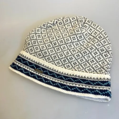 Hue i Uld med Ombuk og Bomulds Foer - Avansu Grå Blå. beanie, 21513, avansu, 1, stor puld, skaterhue, natur, grå, blå, herrehue, mænd, damer, enkel, orsk, mønster, design, strik, klassisk, mønsterstrik, skihue, strikket, hjemmestrikket, håndstrikket, fairtrade, moshiki, nepal, kvalitet, ren, økologisk, bomuld, uld, lammeuld, tynd, flot, smart, hipster, moderne, elegant, feminin, sporty, loose, casual, damet, match, mix, sæt, uld, uldhue, stor, puld, fyldig, løs, varm, rombe, strikhue, hue, hat, strikhat, strikket, fintstrikket, skater, flot, tynd, varm, lun, let, smart, kvinder, dame, til damer, gaveide, gave, vinterhue, overgangshue, assesseries, tilbehør, accessoires, vinter, julegaveide, eksklusiv, biti, ribe, traditionel, nordisk, stil