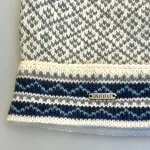 Hue i Uld med Ombuk og Bomulds Foer - Avansu Grå Blå. beanie, 21513, avansu, 1, stor puld, skaterhue, natur, grå, blå, herrehue, mænd, damer, enkel, orsk, mønster, design, strik, klassisk, mønsterstrik, skihue, strikket, hjemmestrikket, håndstrikket, fairtrade, moshiki, nepal, kvalitet, ren, økologisk, bomuld, uld, lammeuld, tynd, flot, smart, hipster, moderne, elegant, feminin, sporty, loose, casual, damet, match, mix, sæt, uld, uldhue, stor, puld, fyldig, løs, varm, rombe, strikhue, hue, hat, strikhat, strikket, fintstrikket, skater, flot, tynd, varm, lun, let, smart, kvinder, dame, til damer, gaveide, gave, vinterhue, overgangshue, assesseries, tilbehør, accessoires, vinter, julegaveide, eksklusiv, biti, ribe, traditionel, nordisk, stil