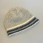 Hue i Uld med Ombuk og Bomulds Foer - Avansu Grå Blå. beanie, 21513, avansu, 1, stor puld, skaterhue, natur, grå, blå, herrehue, mænd, damer, enkel, orsk, mønster, design, strik, klassisk, mønsterstrik, skihue, strikket, hjemmestrikket, håndstrikket, fairtrade, moshiki, nepal, kvalitet, ren, økologisk, bomuld, uld, lammeuld, tynd, flot, smart, hipster, moderne, elegant, feminin, sporty, loose, casual, damet, match, mix, sæt, uld, uldhue, stor, puld, fyldig, løs, varm, rombe, strikhue, hue, hat, strikhat, strikket, fintstrikket, skater, flot, tynd, varm, lun, let, smart, kvinder, dame, til damer, gaveide, gave, vinterhue, overgangshue, assesseries, tilbehør, accessoires, vinter, julegaveide, eksklusiv, biti, ribe, traditionel, nordisk, stil