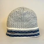 Hue i Uld med Ombuk og Bomulds Foer - Avansu Grå Blå. beanie, 21513, avansu, 1, stor puld, skaterhue, natur, grå, blå, herrehue, mænd, damer, enkel, orsk, mønster, design, strik, klassisk, mønsterstrik, skihue, strikket, hjemmestrikket, håndstrikket, fairtrade, moshiki, nepal, kvalitet, ren, økologisk, bomuld, uld, lammeuld, tynd, flot, smart, hipster, moderne, elegant, feminin, sporty, loose, casual, damet, match, mix, sæt, uld, uldhue, stor, puld, fyldig, løs, varm, rombe, strikhue, hue, hat, strikhat, strikket, fintstrikket, skater, flot, tynd, varm, lun, let, smart, kvinder, dame, til damer, gaveide, gave, vinterhue, overgangshue, assesseries, tilbehør, accessoires, vinter, julegaveide, eksklusiv, biti, ribe, traditionel, nordisk, stil