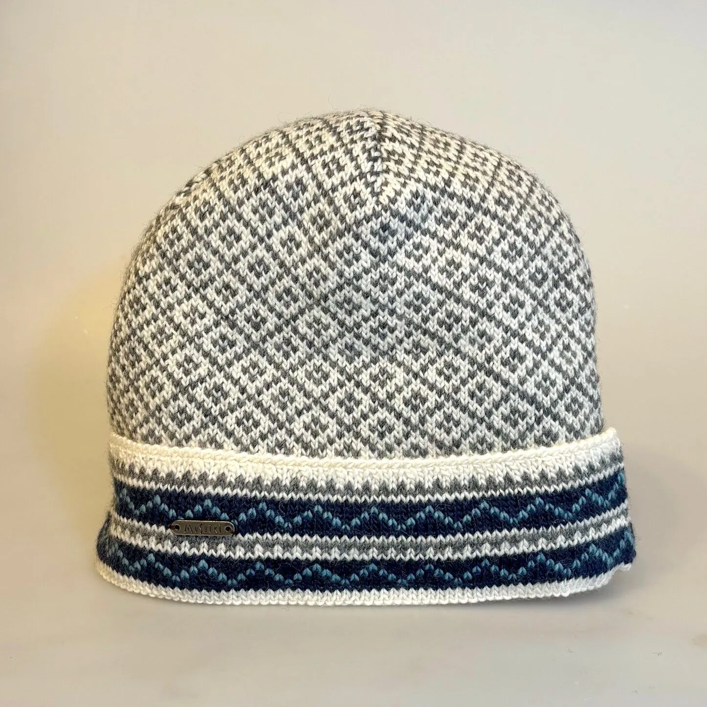 Hue i Uld med Ombuk og Bomulds Foer - Avansu Grå Blå Hue i Uld med Ombuk og Bomulds Foer - Avansu Grå Blå. beanie, 21513, avansu, 1, stor puld, skaterhue, natur, grå, blå, herrehue, mænd, damer, enkel, orsk, mønster, design, strik, klassisk, mønsterstrik, skihue, strikket, hjemmestrikket, håndstrikket, fairtrade, moshiki, nepal, kvalitet, ren, økologisk, bomuld, uld, lammeuld, tynd, flot, smart, hipster, moderne, elegant, feminin, sporty, loose, casual, damet, match, mix, sæt, uld, uldhue, stor, puld, fyldig, løs, varm, rombe, strikhue, hue, hat, strikhat, strikket, fintstrikket, skater, flot, tynd, varm, lun, let, smart, kvinder, dame, til damer, gaveide, gave, vinterhue, overgangshue, assesseries, tilbehør, accessoires, vinter, julegaveide, eksklusiv, biti, ribe, traditionel, nordisk, stil