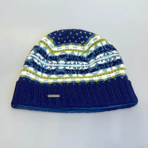 Hue i Uld med Ombuk og Bomulds Foer - Yula Blå, petrol, yula, moshiki, håndstrikket, hjemmestrikket, fintstrikket, uld, ren, ulden, uldhue, hue, hat, strikhue, strikhat, vinter, vinterhue, varm, klør ikke, kradser ikke, foer, foret, bomuld, økologisk, rene, fibre, bæredygtig, holdbar, tidsløs, anvendelig, unisex, blå, farver, grøn, mønster, mønsterstrik, hønsestrik, ombuk, opslag, opbuk, jersey, let, lækker, kvalitet, damehue, damehat, pige, drengehue, dreng, drenge, herrer, mænd, herrehue, til, smart, hipster, sej, moderne, skater, fåreuld, biti, ribe, merino, marsk, vadehavet, nationalpark, design, nordisk, dansk, norsk, strikket, strik,