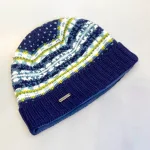 Hue i Uld med Ombuk og Bomulds Foer - Yula Blå, petrol, yula, moshiki, håndstrikket, hjemmestrikket, fintstrikket, uld, ren, ulden, uldhue, hue, hat, strikhue, strikhat, vinter, vinterhue, varm, klør ikke, kradser ikke, foer, foret, bomuld, økologisk, rene, fibre, bæredygtig, holdbar, tidsløs, anvendelig, unisex, blå, farver, grøn, mønster, mønsterstrik, hønsestrik, ombuk, opslag, opbuk, jersey, let, lækker, kvalitet, damehue, damehat, pige, drengehue, dreng, drenge, herrer, mænd, herrehue, til, smart, hipster, sej, moderne, skater, fåreuld, biti, ribe, merino, marsk, vadehavet, nationalpark, design, nordisk, dansk, norsk, strikket, strik,