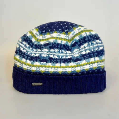 Hue i Uld med Ombuk og Bomulds Foer - Yula Blå, petrol, yula, moshiki, håndstrikket, hjemmestrikket, fintstrikket, uld, ren, ulden, uldhue, hue, hat, strikhue, strikhat, vinter, vinterhue, varm, klør ikke, kradser ikke, foer, foret, bomuld, økologisk, rene, fibre, bæredygtig, holdbar, tidsløs, anvendelig, unisex, blå, farver, grøn, mønster, mønsterstrik, hønsestrik, ombuk, opslag, opbuk, jersey, let, lækker, kvalitet, damehue, damehat, pige, drengehue, dreng, drenge, herrer, mænd, herrehue, til, smart, hipster, sej, moderne, skater, fåreuld, biti, ribe, merino, marsk, vadehavet, nationalpark, design, nordisk, dansk, norsk, strikket, strik,