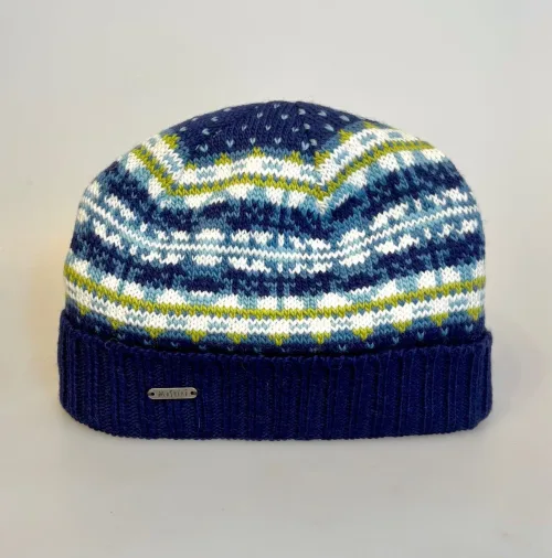Hue i Uld med Ombuk og Bomulds Foer - Yula Blå, petrol, yula, moshiki, håndstrikket, hjemmestrikket, fintstrikket, uld, ren, ulden, uldhue, hue, hat, strikhue, strikhat, vinter, vinterhue, varm, klør ikke, kradser ikke, foer, foret, bomuld, økologisk, rene, fibre, bæredygtig, holdbar, tidsløs, anvendelig, unisex, blå, farver, grøn, mønster, mønsterstrik, hønsestrik, ombuk, opslag, opbuk, jersey, let, lækker, kvalitet, damehue, damehat, pige, drengehue, dreng, drenge, herrer, mænd, herrehue, til, smart, hipster, sej, moderne, skater, fåreuld, biti, ribe, merino, marsk, vadehavet, nationalpark, design, nordisk, dansk, norsk, strikket, strik,