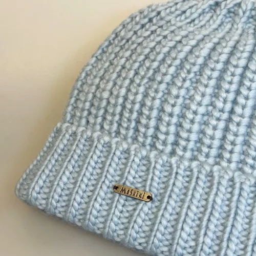 Hue med Foer i Blød Uld - Patat Chunky Isblå, fed, tyk, store pinde, hjemmestrikket, håndstrikket, med, pandefoer, foer, bomuld, økologisk, enkel, babyblå baby, lyseblå, pastel, blå, fairtrade, bæredygtig, flot, lækker, kvalitet, natur, materialer, miljøvenlig, uld, ulden, uldhue, uldhat, strik, strikket, strikhue, damehue, piger, pigehue, strikket, tilbehør, vinterhue, smuk, særlig, blød, kradser ikke, efterår, 2025, smart, moderne, cool, klassisk, classy, lelegant, femin, biti, ribe, moshiki