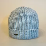 Hue med Foer i Blød Uld - Patat Chunky Isblå, fed, tyk, store pinde, hjemmestrikket, håndstrikket, med, pandefoer, foer, bomuld, økologisk, enkel, babyblå baby, lyseblå, pastel, blå, fairtrade, bæredygtig, flot, lækker, kvalitet, natur, materialer, miljøvenlig, uld, ulden, uldhue, uldhat, strik, strikket, strikhue, damehue, piger, pigehue, strikket, tilbehør, vinterhue, smuk, særlig, blød, kradser ikke, efterår, 2025, smart, moderne, cool, klassisk, classy, lelegant, femin, biti, ribe, moshiki