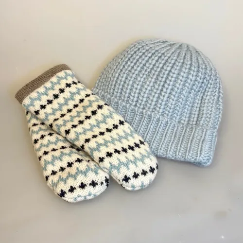 Strikkede luffer uld med foer og mønster - Alva natur, Hue med Foer i Blød Uld - Patat Chunky Isblå, fed, tyk, store pinde, hjemmestrikket, håndstrikket, med, pandefoer, foer, bomuld, økologisk, enkel, babyblå baby, lyseblå, pastel, blå, fairtrade, bæredygtig, flot, lækker, kvalitet, natur, materialer, miljøvenlig, uld, ulden, uldhue, uldhat, strik, strikket, strikhue, damehue, piger, pigehue, strikket, tilbehør, vinterhue, smuk, særlig, blød, kradser ikke, efterår, 2025, smart, moderne, cool, klassisk, classy, lelegant, femin, biti, ribe, moshiki