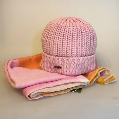 Hue med Foer i Blød Uld - Patat Chunky Rosa, babyrosa, babylyserød, lyserød, pink, lys, pastelpink, pastelrosa, 21742, fed, tyk, store pinde, hjemmestrikket, håndstrikket, med, pandefoer, foer, bomuld, økologisk, enkel, babyblå baby, lyseblå, pastel, blå, fairtrade, bæredygtig, flot, lækker, kvalitet, natur, materialer, miljøvenlig, uld, ulden, uldhue, uldhat, strik, strikket, strikhue, damehue, piger, pigehue, strikket, tilbehør, vinterhue, smuk, særlig, blød, kradser ikke, efterår, 2025, smart, moderne, cool, klassisk, classy, lelegant, femin, biti, ribe, moshiki