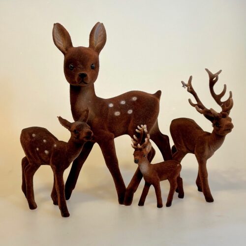 Klassisk Bambi - Brun Velour Stor, Klassisk Bambi - Brun Velour Buk Lille, Klassisk Bambi - Brun Velour Hind, Klassisk Bambi - Brun Velour Buk, stor, stort, gevir, bambi, kronhjort, rådyr, dådyr, buk, råbuk, dåbuk, hjort, bukkejagt, jæger, retro, figur, 60'erne, original, velour, plys, nostalgisk, julepynt, stilleben, juleudstilling, gammeldags, gamle, sjov, sød, fin, flot, figur, skovens, dyr, skovtema, biti, ribe,