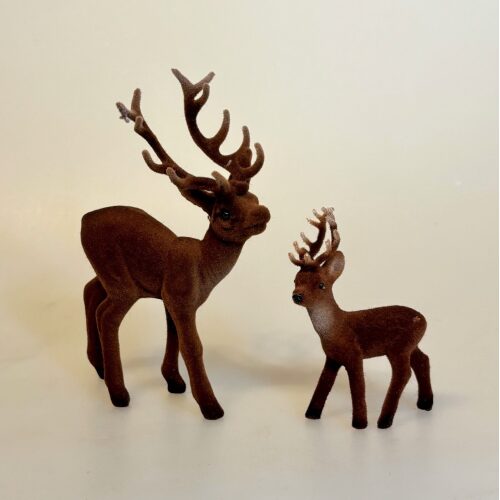 Klassisk Bambi - Brun Velour Buk Lille, Klassisk Bambi - Brun Velour Buk, stor, stort, gevir, bambi, kronhjort, rådyr, dådyr, buk, råbuk, dåbuk, hjort, bukkejagt, jæger, retro, figur, 60'erne, original, velour, plys, nostalgisk, julepynt, stilleben, juleudstilling, gammeldags, gamle, sjov, sød, fin, flot, figur, skovens, dyr, skovtema, biti, ribe, far, søn, bambi,