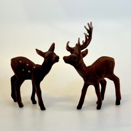 Klassisk Bambi - Brun Velour Hind, Klassisk Bambi - Brun Velour Buk, stor, stort, gevir, bambi, kronhjort, rådyr, dådyr, buk, råbuk, dåbuk, hjort, bukkejagt, jæger, retro, figur, 60'erne, original, velour, plys, nostalgisk, julepynt, stilleben, juleudstilling, gammeldags, gamle, sjov, sød, fin, flot, figur, skovens, dyr, skovtema, biti, ribe,