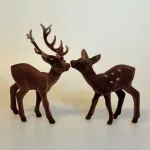 Klassisk Bambi - Brun Velour Hind, Klassisk Bambi - Brun Velour Buk, stor, stort, gevir, bambi, kronhjort, rådyr, dådyr, buk, råbuk, dåbuk, hjort, bukkejagt, jæger, retro, figur, 60'erne, original, velour, plys, nostalgisk, julepynt, stilleben, juleudstilling, gammeldags, gamle, sjov, sød, fin, flot, figur, skovens, dyr, skovtema, biti, ribe,