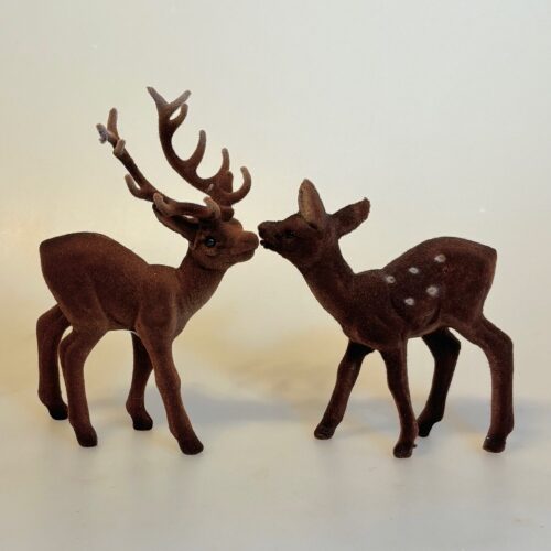 Klassisk Bambi - Brun Velour Hind, Klassisk Bambi - Brun Velour Buk, stor, stort, gevir, bambi, kronhjort, rådyr, dådyr, buk, råbuk, dåbuk, hjort, bukkejagt, jæger, retro, figur, 60'erne, original, velour, plys, nostalgisk, julepynt, stilleben, juleudstilling, gammeldags, gamle, sjov, sød, fin, flot, figur, skovens, dyr, skovtema, biti, ribe,