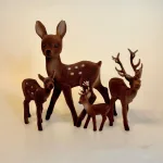Klassisk Bambi - Brun Velour Stor, Klassisk Bambi - Brun Velour Buk Lille, Klassisk Bambi - Brun Velour Hind, Klassisk Bambi - Brun Velour Buk, stor, stort, gevir, bambi, kronhjort, rådyr, dådyr, buk, råbuk, dåbuk, hjort, bukkejagt, jæger, retro, figur, 60'erne, original, velour, plys, nostalgisk, julepynt, stilleben, juleudstilling, gammeldags, gamle, sjov, sød, fin, flot, figur, skovens, dyr, skovtema, biti, ribe,